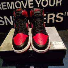 Cargar imagen en el visor de la galería, Air Jordan 1 Retro 'Bred' (2001)