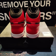 Cargar imagen en el visor de la galería, Air Jordan 1 Retro 'Bred' (2001)