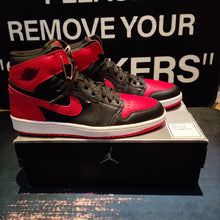 Cargar imagen en el visor de la galería, Air Jordan 1 Retro 'Bred' (2001)