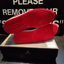 Cargar imagen en el visor de la galería, Air Jordan 1 Retro 'Bred' (2001)