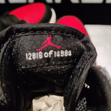 Cargar imagen en el visor de la galería, Air Jordan 1 Retro 'Bred' (2001)