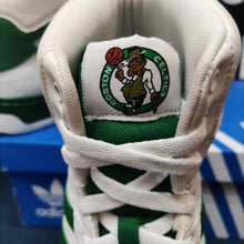 Carica l'immagine nel visualizzatore di Gallery, Adidas Originals Attitude Hi 'NBA Boston Celtics' (2008) *Pre-Owned*