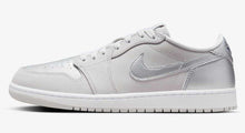 Carica l&#39;immagine nel visualizzatore di Gallery, Air Jordan 1 Low OG &#39;Metallic Silver&#39; (2024)
