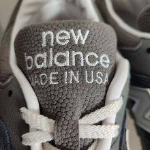 Cargar imagen en el visor de la galería, New Balance 997 NV Made in USA (2018) *Pre-owned*
