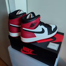 Cargar imagen en el visor de la galería, Air Jordan 1 High Retro OG &#39;Black Toe&#39; (2013) *Pre-Owned*
