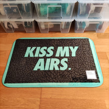 Lade das Bild in den Galerie-Viewer, Kiss My Airs (Alfombra/Floor Mat)
