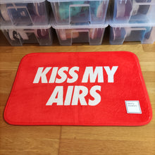 Load image into Gallery viewer, Kiss My Airs (Alfombra/Floor Mat)
