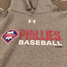 Cargar imagen en el visor de la galería, Under Armour MLB Hoodie. Philadelphia Phillies (2018) *Pre-Owned*
