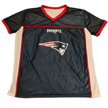 Cargar imagen en el visor de la galería, BDA NFL New England Patriots (NFL Flag). Training Jersey Junior. Reversible (2020) *Pre-Owned*
